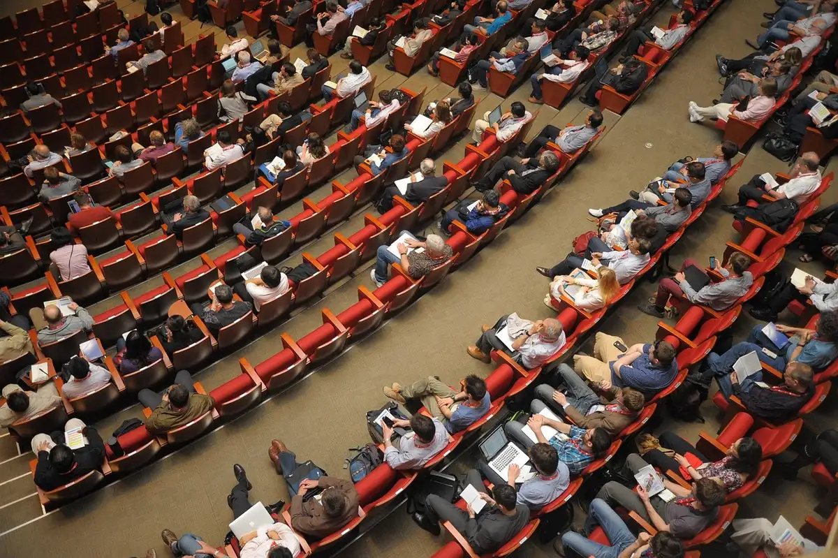 Réunion virtuelle avec plusieurs participants sur un écran d'ordinateur