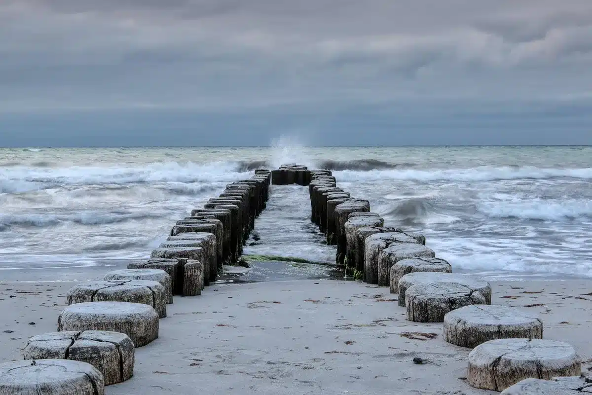 Arrivée par la mer vers une villa côtière depuis une petite embarcation