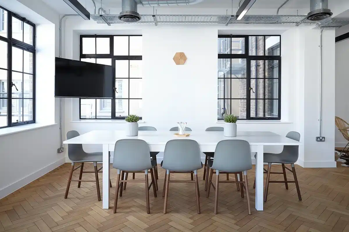 Architecte et client en consultation pour un projet de rénovation