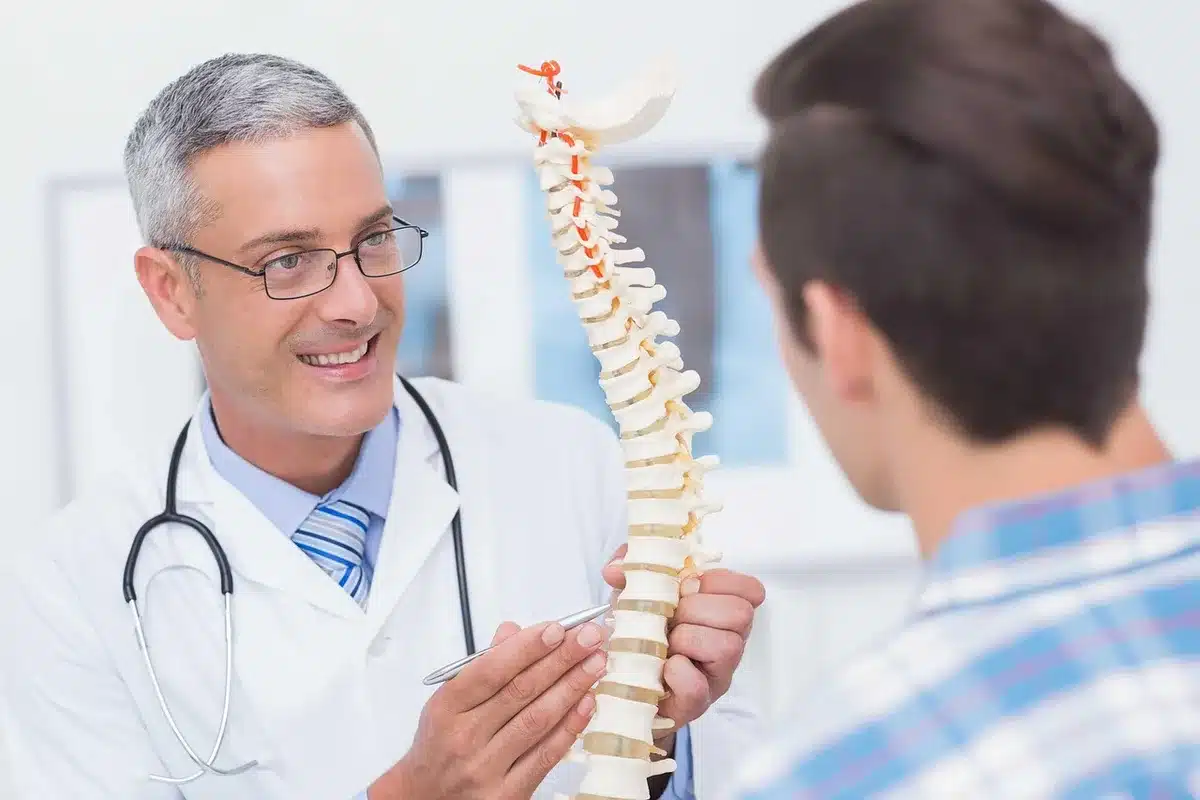 Patient appelant son médecin avant la fin d’un arrêt, formulaire posé sur la table
