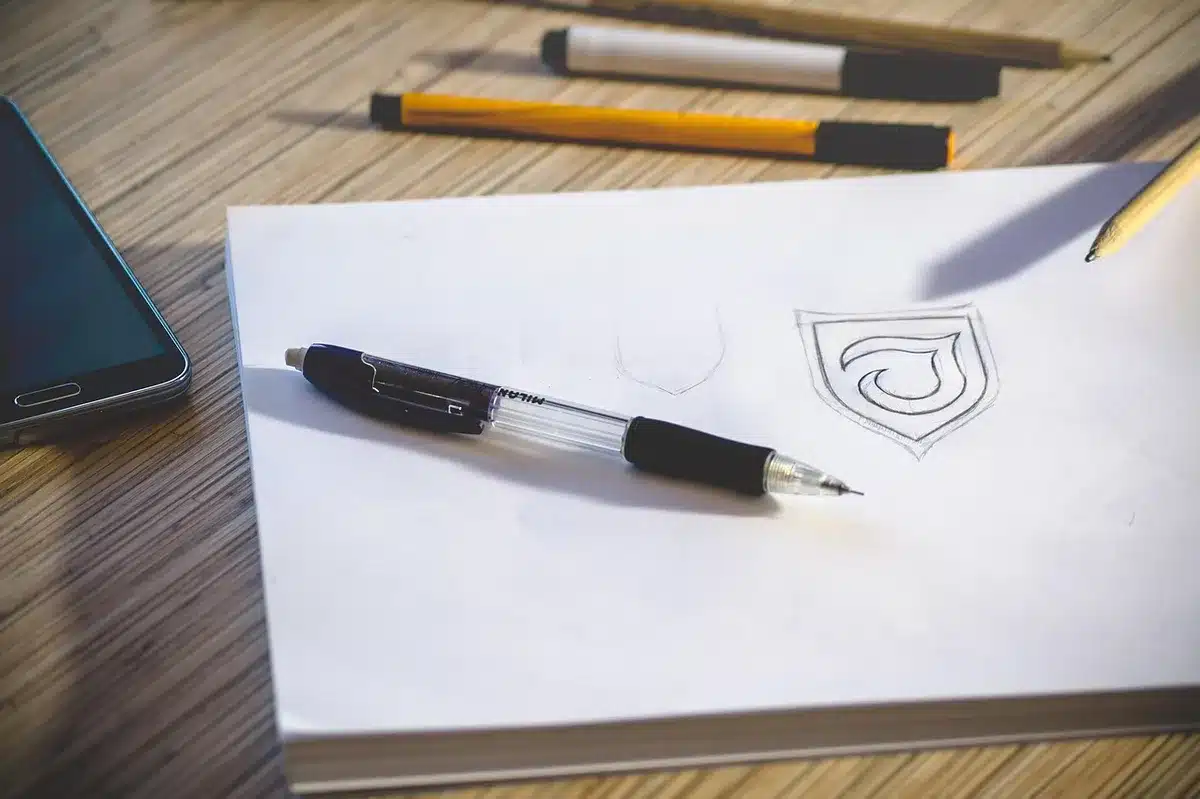 Bureau avec dossiers et ordinateur illustrant surcharge de travail