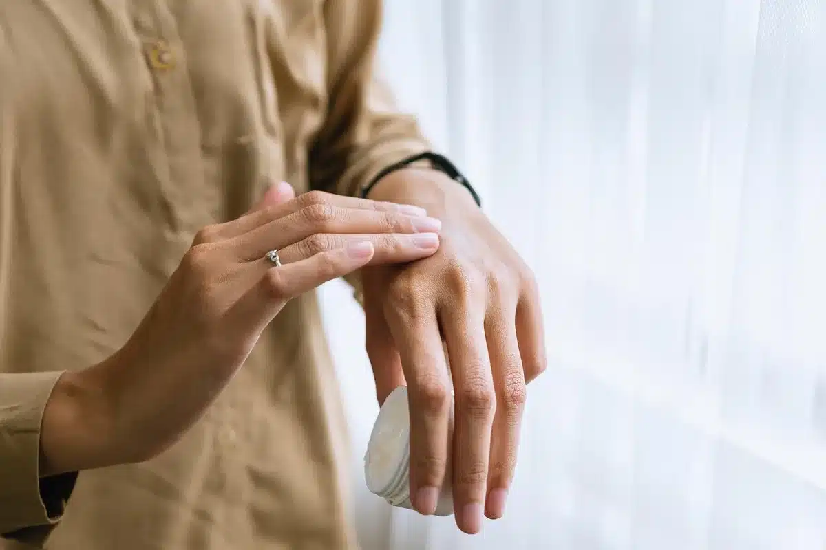 Personne préparant une routine matinale près d'une fenêtre ensoleillée