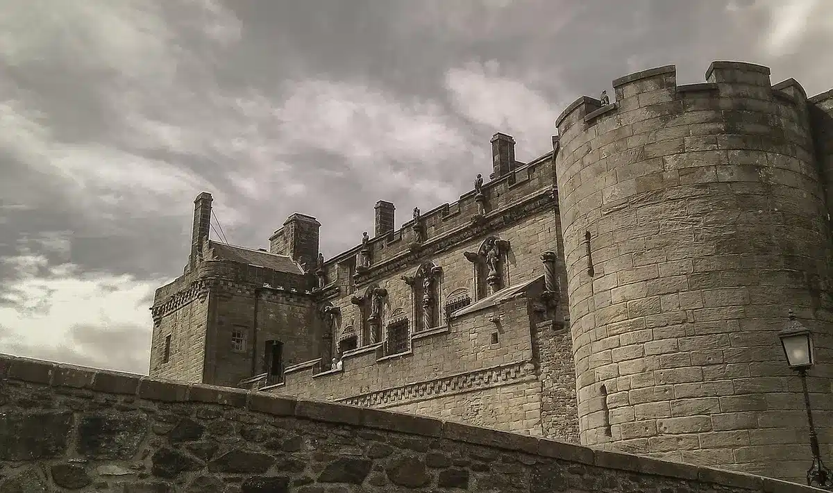 Intérieur de maison corse montrant murs en pierre et voûte traditionnelle