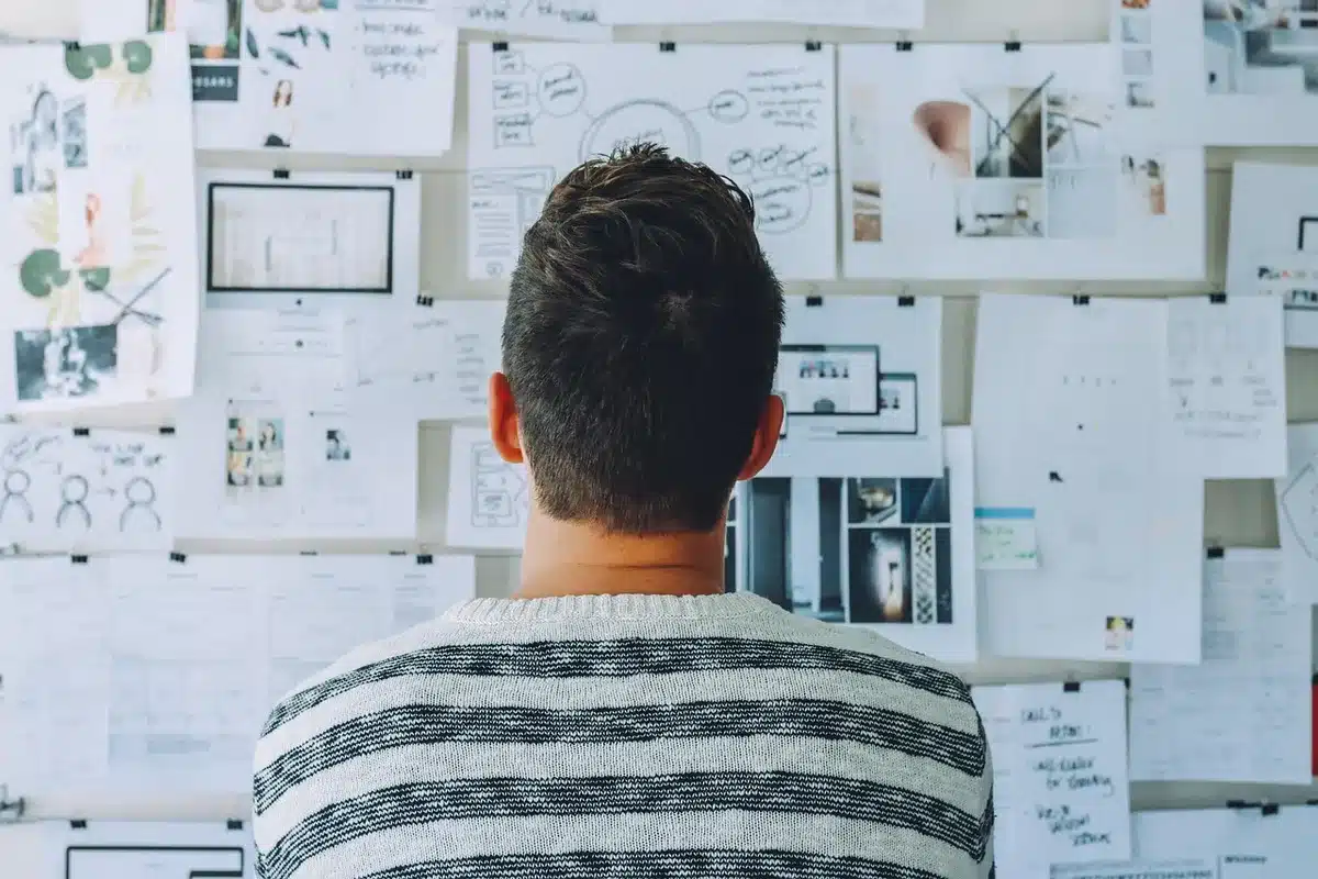 Espace de travail créatif avec matériaux naturels et textiles inspirés de motifs traditionnels