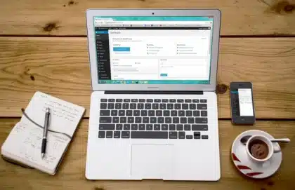 Bureau lumineux avec dossier, carnet et tasse de café sur une table