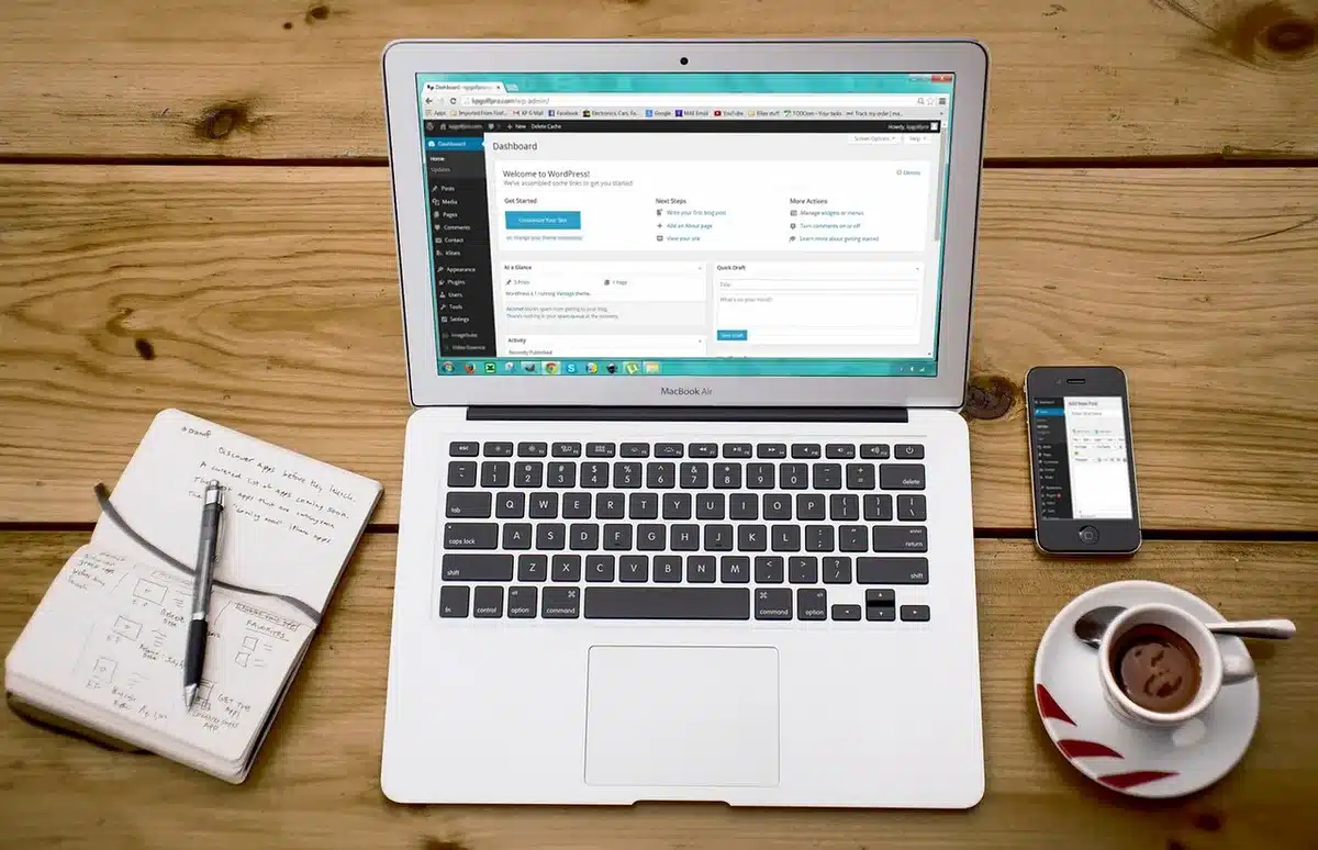Bureau lumineux avec dossier, carnet et tasse de café sur une table
