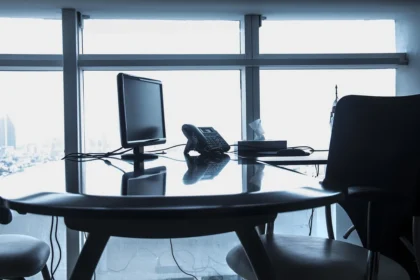 Personne consultant des offres d'emploi et documents sur un bureau