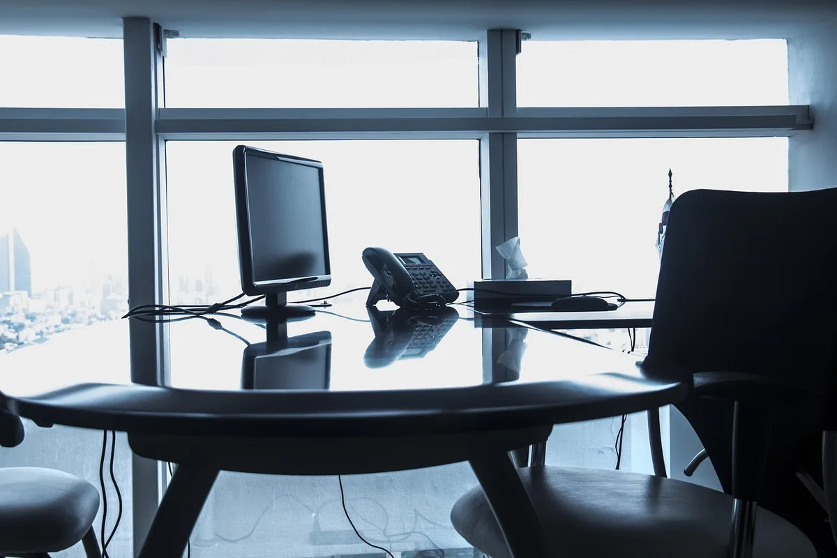 Personne consultant des offres d'emploi et documents sur un bureau