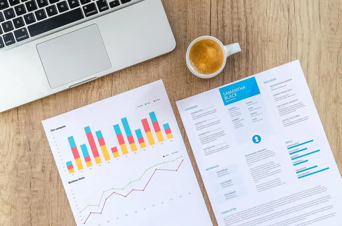 Personne consultant une plateforme d'information et des brochures dans un centre local