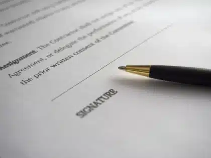 Réunion de bénévoles en journée examinant des documents d'accompagnement professionnel