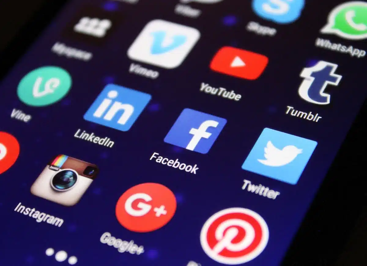 Profil LinkedIn optimis&eacute; montrant photo professionnelle et r&eacute;sum&eacute; d&eacute;taill&eacute;