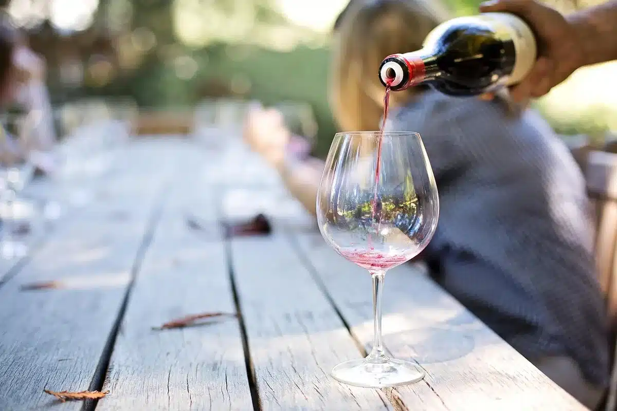 D&icirc;ner priv&eacute; avec convives autour d'une table dress&eacute;e pour une d&eacute;gustation de vins.