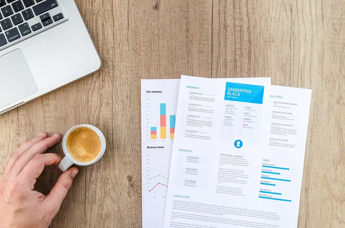 Recruteur lisant un CV dans un bureau lumineux