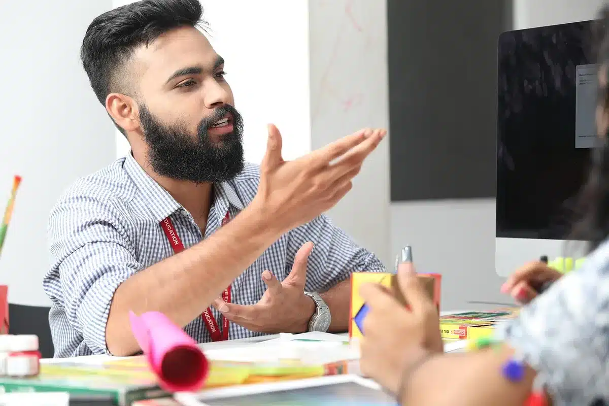 Salarié discutant des conditions d'accès au congé parental avec son employeur