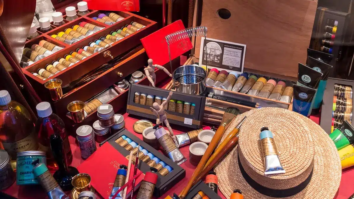 Palette et pigments dans un atelier évoquant l'inspiration des palettes vibrantes