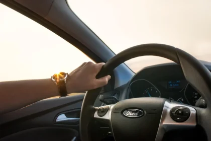 Mains d'un conducteur sur le volant lors d'une accélération douce en route