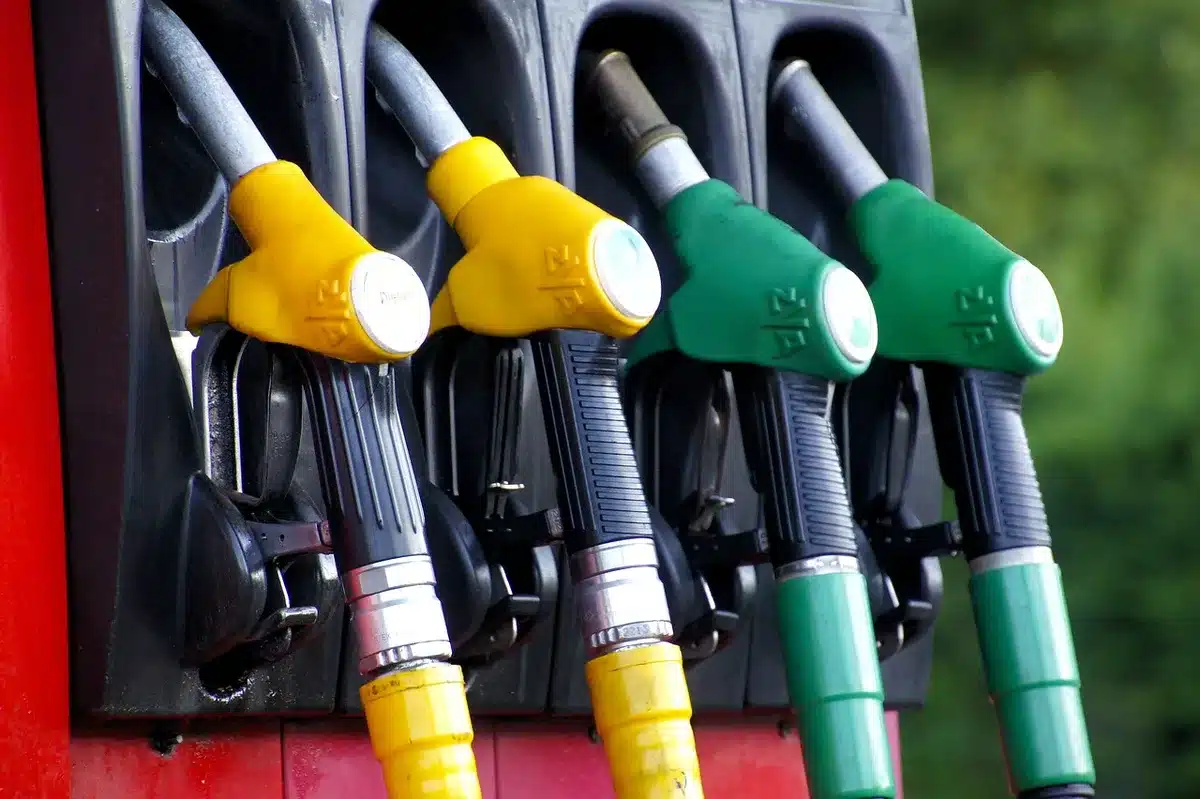 Automobiliste contactant le d&eacute;pannage apr&egrave;s une erreur de carburant &agrave; la station-service