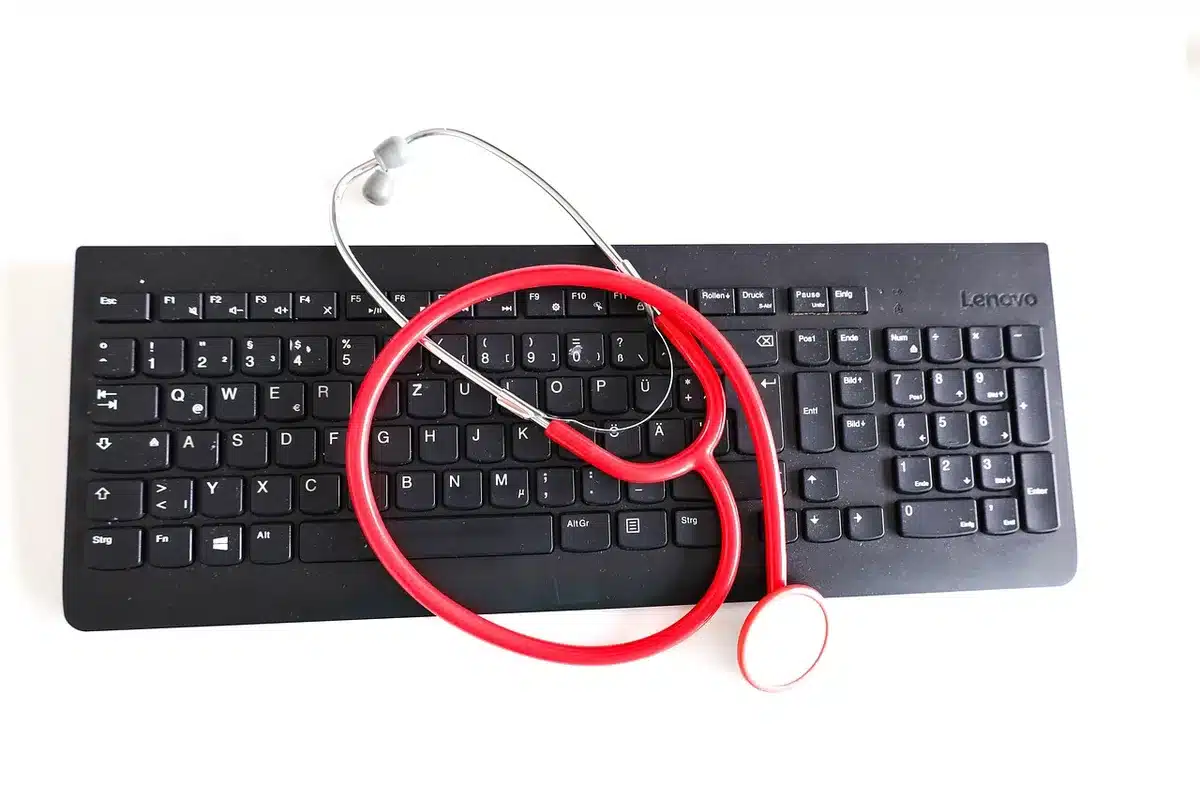 Consultation médicale à distance par télémédecine sur ordinateur