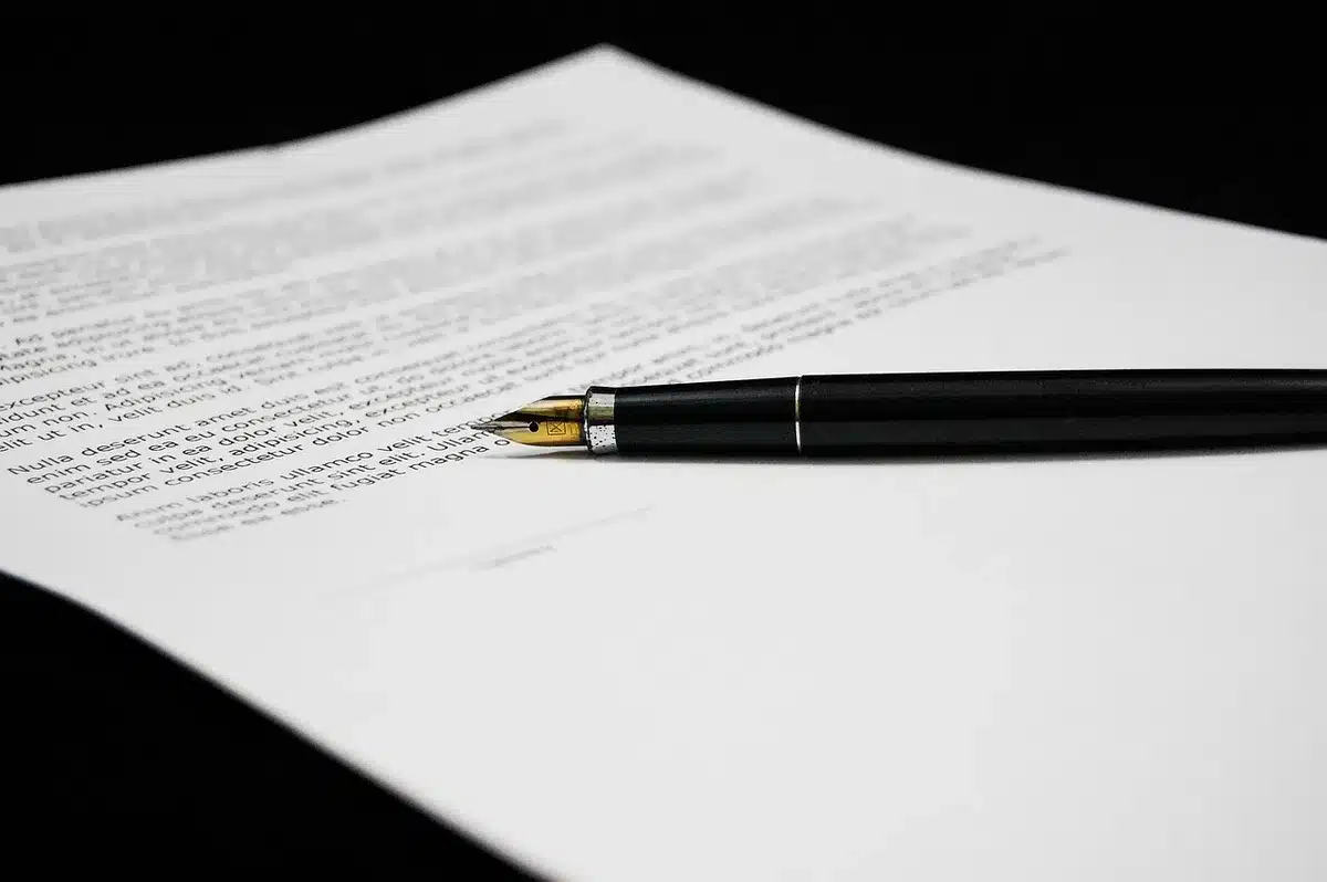 Contrat de location et documents posés près d'une fenêtre en journée
