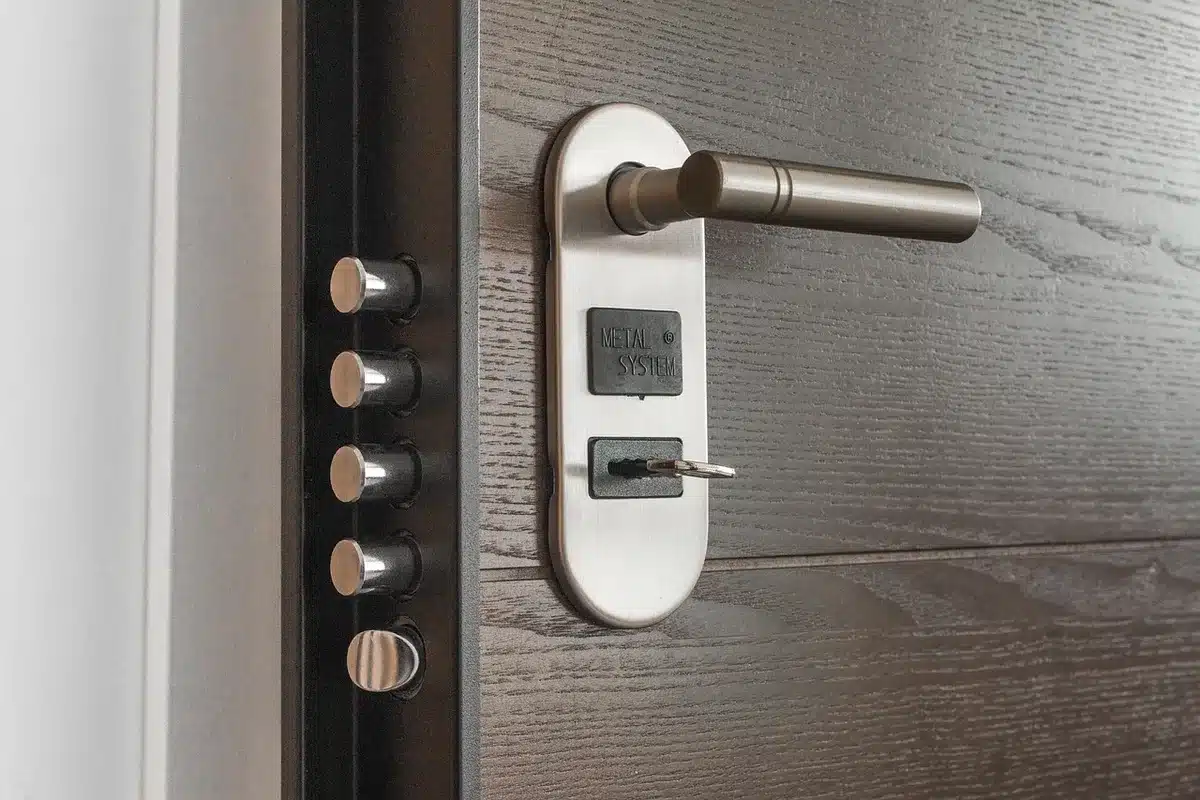 Couloir d'immeuble vide avec portes et lumière du jour