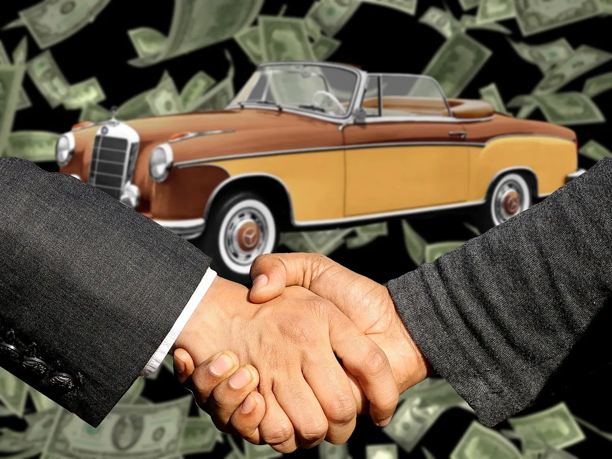 Contrat de financement auto posé sur un bureau avec des clés à côté
