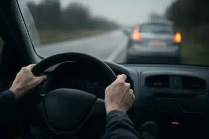 Freinage fantôme : causes et que faire quand la voiture freine seule