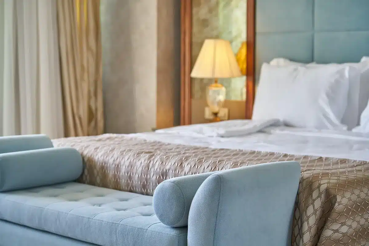 Tableau de la grille salariale HCR imprimé posé sur un bureau