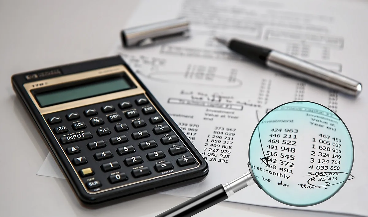 Bulletin de paie, calculatrice et documents de classification des postes