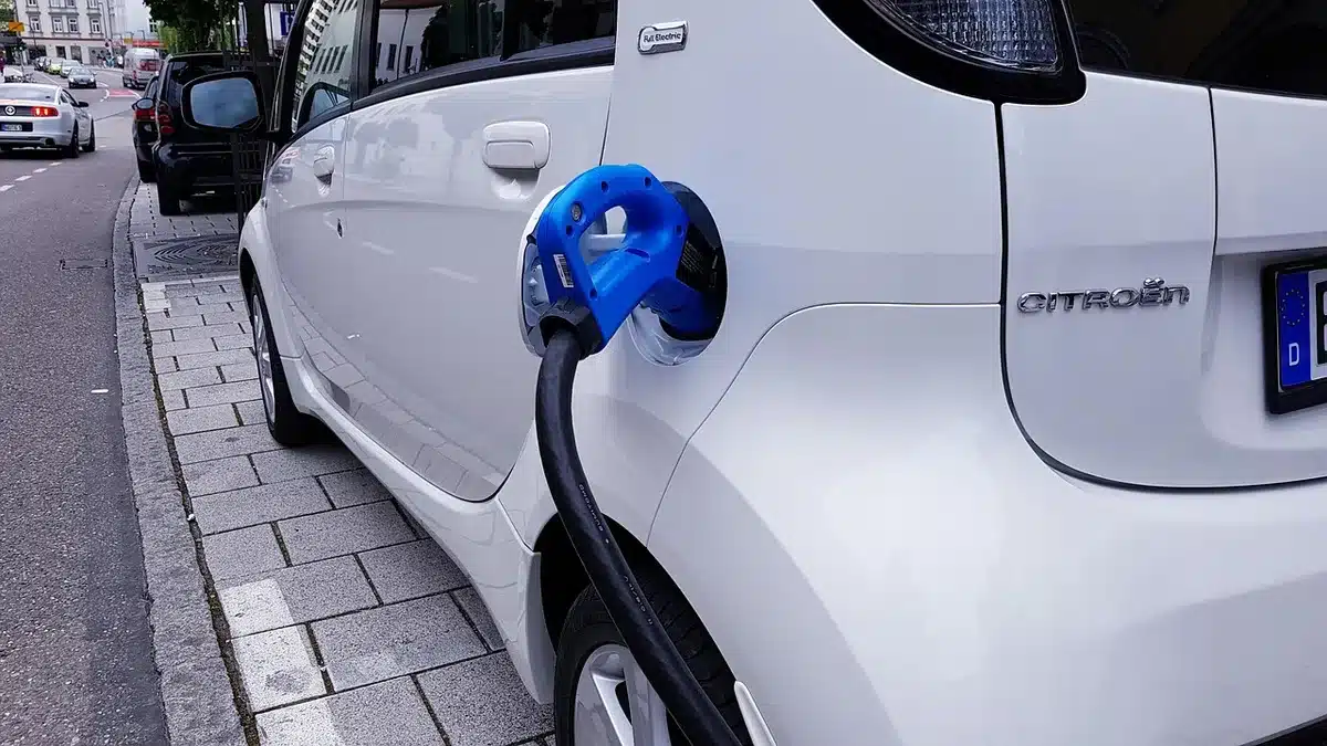 Recharge d'une voiture &eacute;lectrique : c&acirc;ble et batterie pour illustrer l'autonomie r&eacute;elle