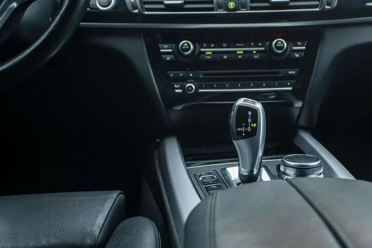 Int&eacute;rieur haut de gamme avec volant et technologies modernes d'un SUV &eacute;lectrique