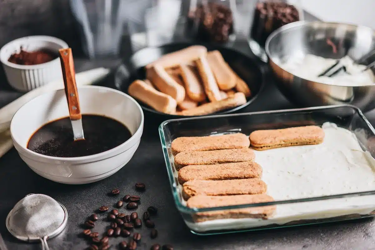 Atelier de pâtisserie moderne avec ustensiles et plans de travail propres