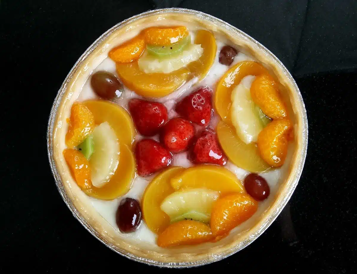 Gros plan sur une pâtisserie glacée mettant en valeur le fruit sculpté
