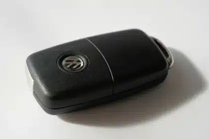 Papiers d'assurance et clé de voiture sur une table éclairée par la lumière du jour