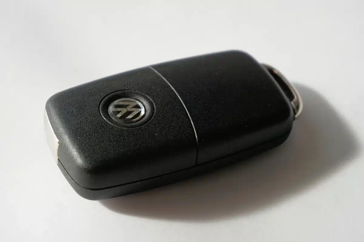 Papiers d'assurance et clé de voiture sur une table éclairée par la lumière du jour