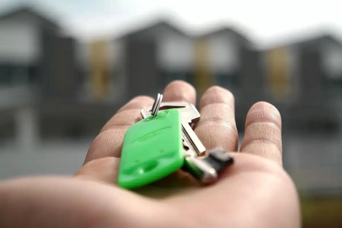 Propriétaire inquiet consultant des documents au sujet des loyers impayés