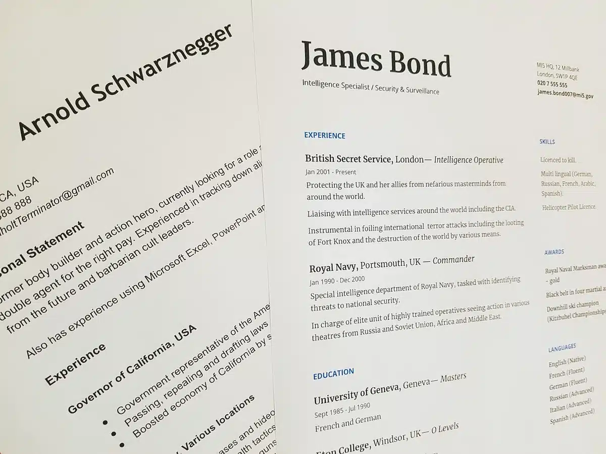 Bureau simple sans marque avec CV et ordinateur portable