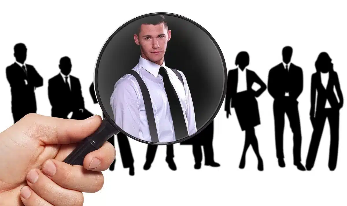 Un candidat en entretien d'embauche discutant avec un recruteur, montrant son &eacute;coute active.