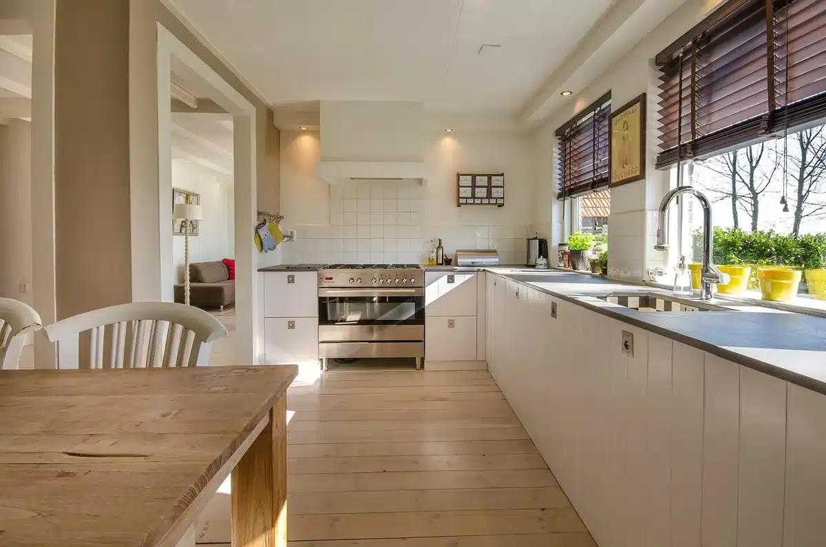 &Icirc;lot central de cuisine avec fa&ccedil;ades sur mesure et plan de travail en bois.