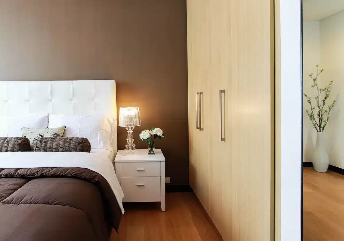 Dressing modulable avec rangements int&eacute;gr&eacute;s pour adapter la chambre aux besoins futurs.