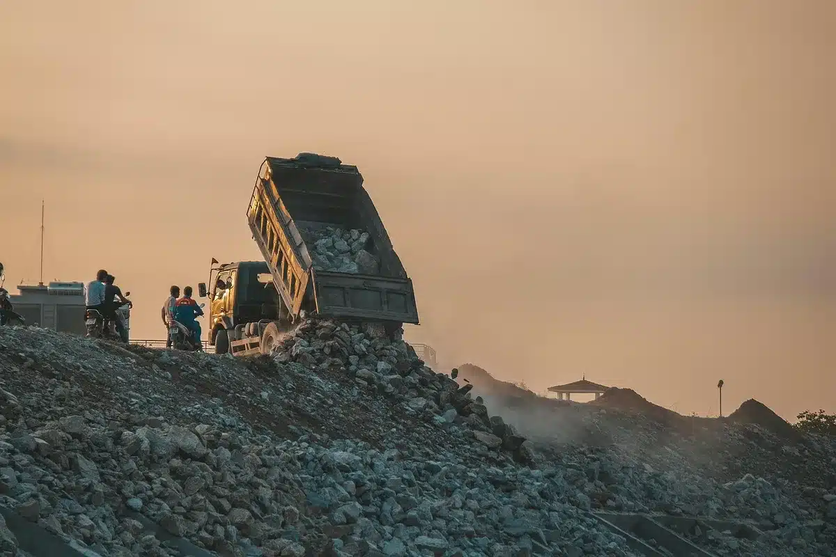 Camion de collecte des ordures ménagères en action dans une rue résidentielle