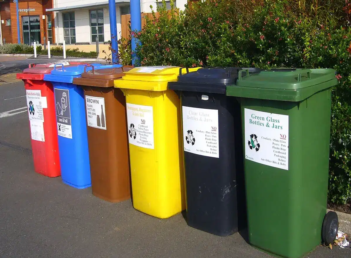 Bacs de tri sélectif avec différentes couleurs pour le compostage et le recyclage