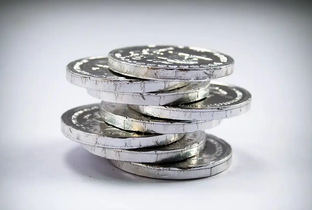 Graphique montrant la hausse des taux hypothécaires franchissant le seuil de 4%, avec documents financiers