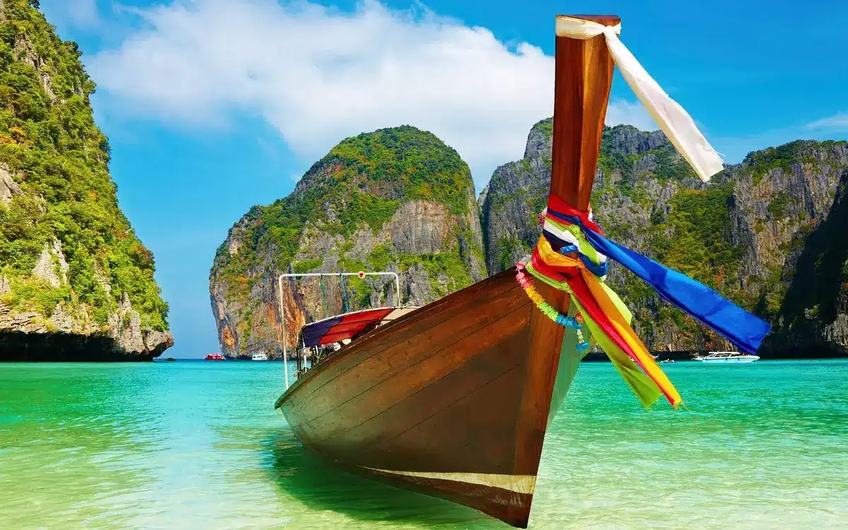 Plage privée avec eau transparente et kayak près du lagon