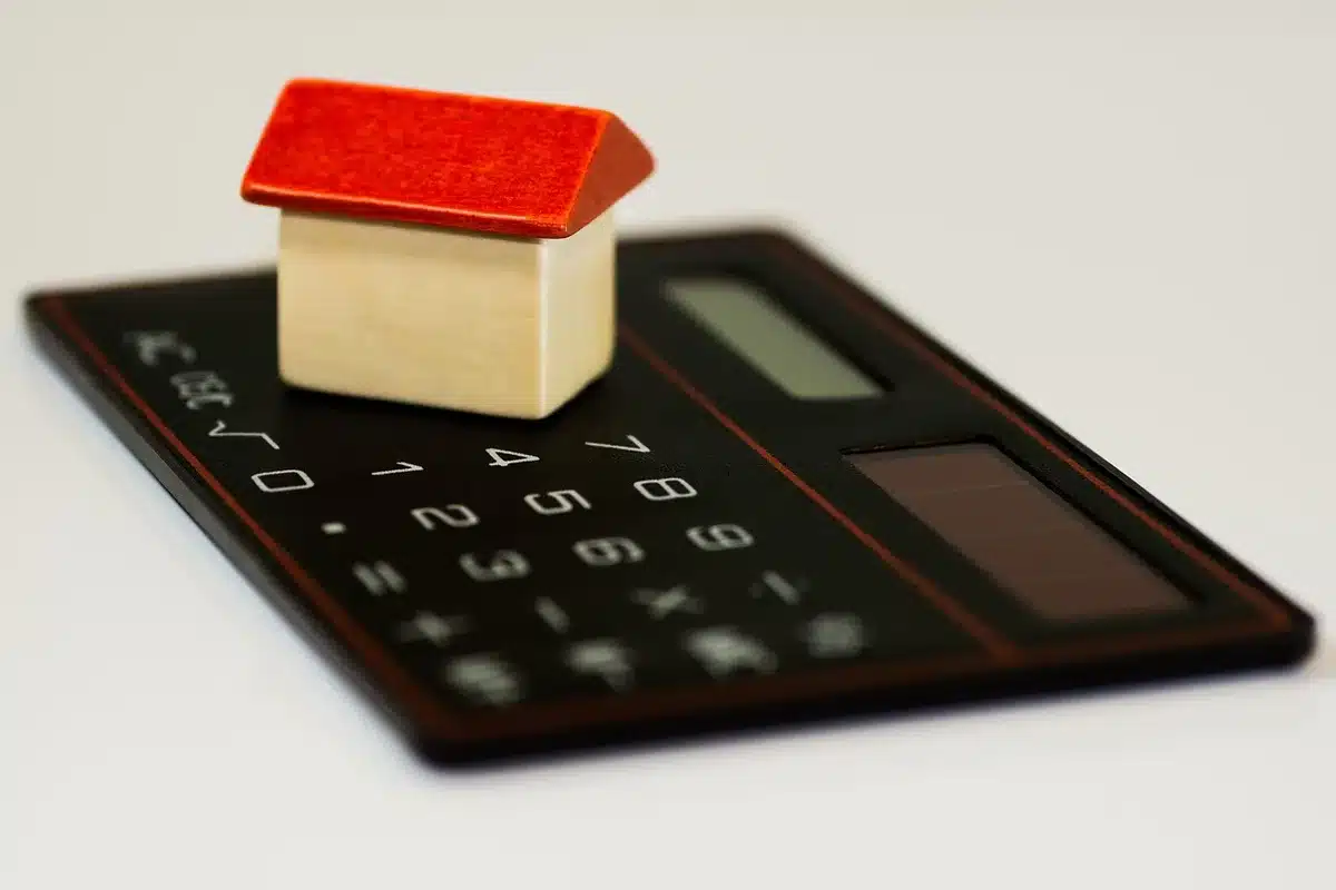 Couple utilisant une calculatrice de prêt immobilier pour estimer sa capacité d'emprunt