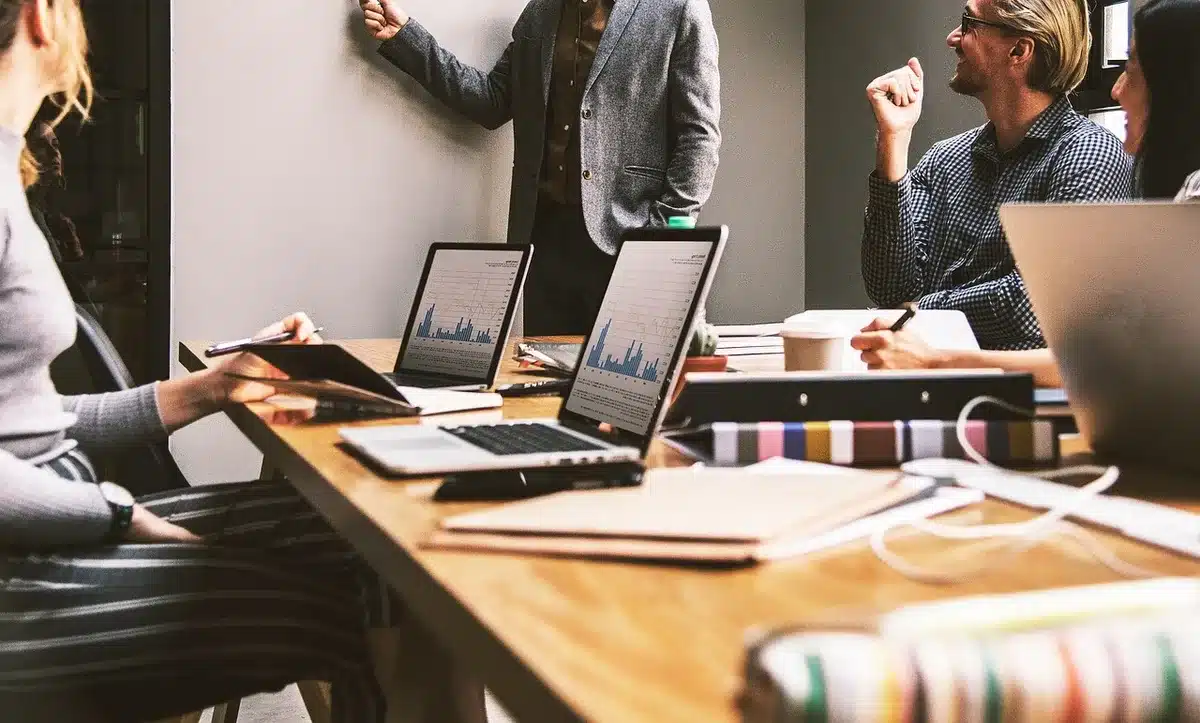 Deux voitures d'entreprise garées devant un bureau, illustrant usage professionnel ou privé