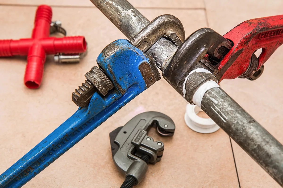 Différents équipements de chauffage et systèmes de ventilation pour rénovation