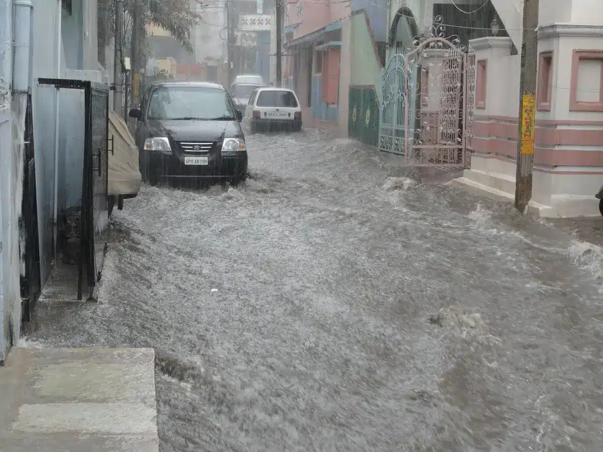 Inondation majeure causant des dégâts importants aux infrastructures