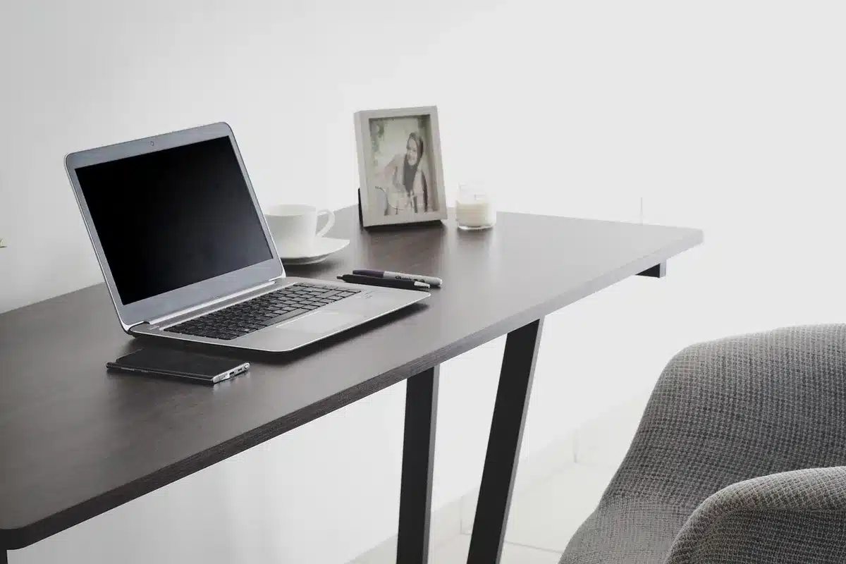 Salarié en télétravail depuis son domicile pendant une situation de crise