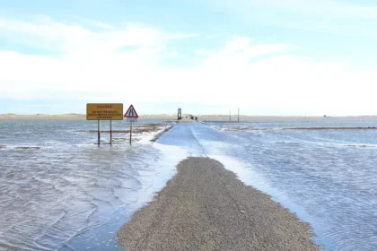 Équipe de sécurité évaluant les dégâts d'une inondation dans une entreprise