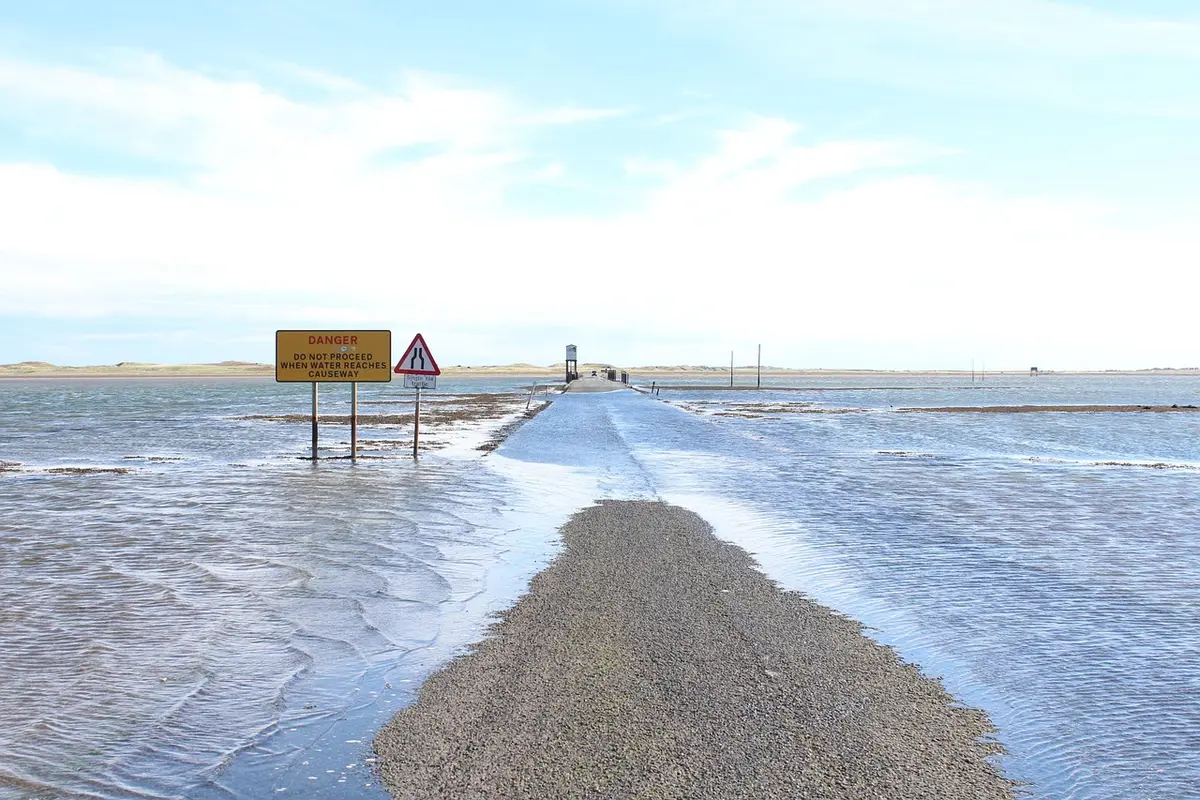 Équipe de sécurité évaluant les dégâts d'une inondation dans une entreprise